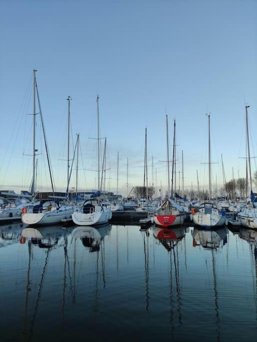Отель Nuit Insolite Sur L'Eau Au Port De Уистреам Экстерьер фото